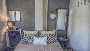 een slaapkamer met een bed met kussens erop bij Villa with Garden in Perea