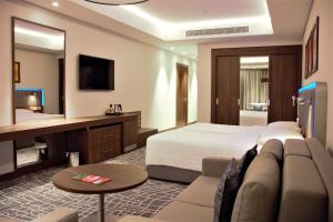 Park Inn by Radisson Makkah Aziziyah的电视和/或娱乐中心