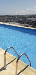 Bazén v ubytovaní Atico céntrico con piscina comunitaria alebo v jeho blízkosti