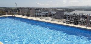 Bazén v ubytovaní Atico céntrico con piscina comunitaria alebo v jeho blízkosti