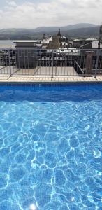 Bazén v ubytovaní Atico céntrico con piscina comunitaria alebo v jeho blízkosti