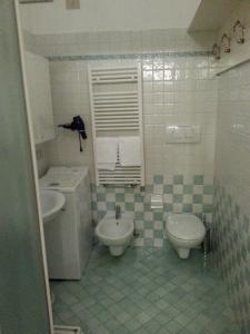ein Bad mit einem WC, einem Bidet und einem Waschbecken in der Unterkunft San Luca Flats in Venedig