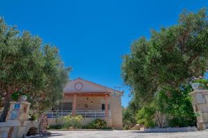 une maison avec des arbres devant elle dans l'établissement Nikis Home, à Réthymnon