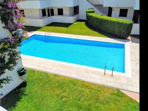 Bazén v ubytovaní VACAY Apartamento Fanny, a pie de playa, en la Costa brava, L'Escala! alebo v jeho blízkosti