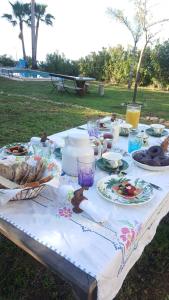 una mesa de picnic con platos de comida. en casa India, en Alicante