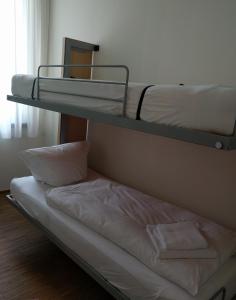 
Ein Etagenbett oder Etagenbetten in einem Zimmer der Unterkunft Seminarhaus S1516
