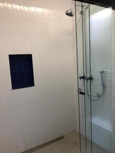 Um banheiro em Artsy Vitoria Hostel