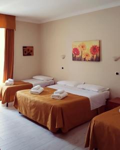 pokój hotelowy z dwoma łóżkami i ręcznikami na nich w obiekcie Hotel Everest w Rzymie