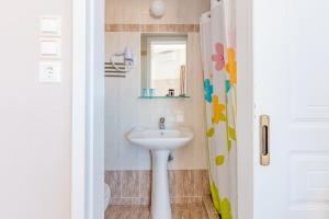 Koupelna v ubytování Phaedra Hotel + 37 fotografií
