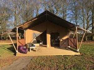 Budova, kde se the luxury tent nachází