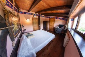 a bedroom with a bed in a room with a desk at Agriturismo Mezzaluna in Málchina