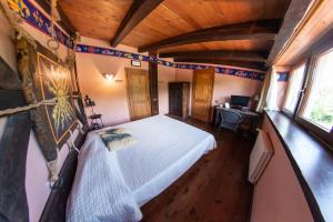 una camera con letto in una stanza con scrivania di Agriturismo Mezzaluna a Málchina