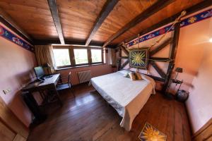 una vista sul soffitto di una camera da letto con letto e scrivania di Agriturismo Mezzaluna a Málchina