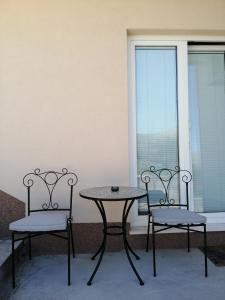 dos sillas y una mesa y una mesa y dos sillas en Apartments Marija, en Trogir