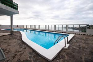 uma piscina no topo de um edifício em Waves Nest - Bajamar em Bajamar