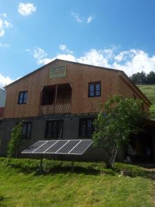 un edificio con paneles solares en la parte delantera en Guesthouse Elisabeth en Omalo
