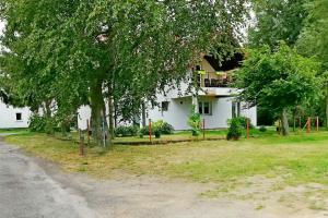 ein weißes Haus mit Balkon darüber in der Unterkunft Ranczo u Stefana in Ustronie Morskie