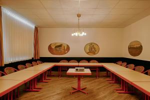 - une salle de conférence avec des tables et des chaises dans l'établissement Trip Inn Hotel Zum Riesen Hanau, à Hanau
