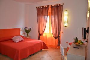 una camera da letto con un letto rosso e una finestra di Pinguino B&B a Scala