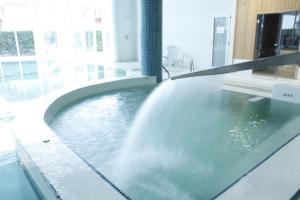 Bazén v ubytovaní Hotel & Apartaments Thalassa Sport & Spa alebo v jeho blízkosti