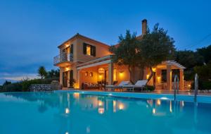 A piscina localizada em Artblue Villas ou nos arredores