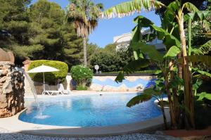 - une piscine avec une fontaine dans la cour dans l'établissement Mini Golf Apartments, à Canyamel