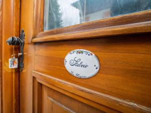 una porta di legno con un adesivo di Residence Livigno MyHolidayLivigno a Livigno