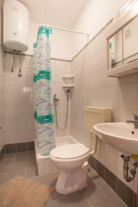 Koupelna v ubytování Apartmani Komešić + 37 fotografií