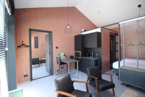 Televízia a/alebo spoločenská miestnosť v ubytovaní Bij ons 'Niek