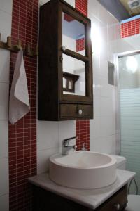 a bathroom with a sink and a mirror at Efipoi in Pinakátai