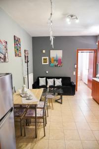 uma sala de estar com um sofá preto e uma mesa em Nikis Home em Rethymno Town