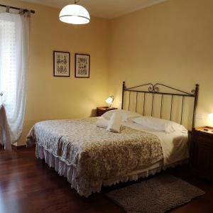 a bedroom with a bed and a lamp and a window at Sant'Antonio Country Resort in Montepulciano
