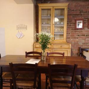 un comedor con una mesa de madera y un armario de porcelana en Sant'Antonio Country Resort, en Montepulciano