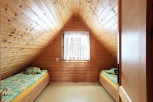 Ein Bett oder Betten in einem Zimmer der Unterkunft Trzy Czajki Domki letniskowe
