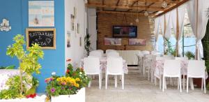 TV a/nebo společenská místnost v ubytování The First Hotel Saranda
