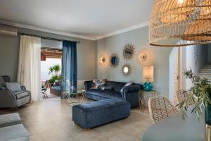 Uma área de estar em Artblue Villas