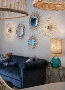 Uma área de estar em Artblue Villas