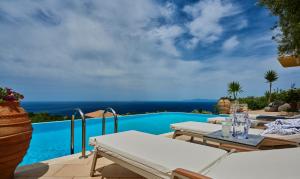 A piscina localizada em Artblue Villas ou nos arredores