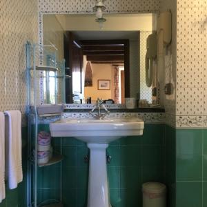 bagno con lavandino e specchio di Sant'Antonio Country Resort a Montepulciano