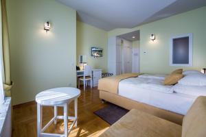 Hotel Domino客房内的一张或多张床位