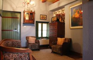 PinakátaiにあるEfipoiの椅子2脚、ドレッサー、窓が備わる客室です。