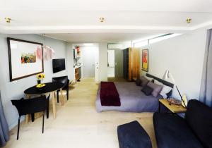 een woonkamer met een bed en een eetkamer bij Casa 1 in Kaapstad