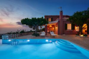 A piscina localizada em Artblue Villas ou nos arredores