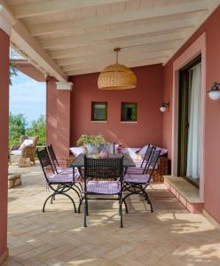 Uma área de estar em Artblue Villas