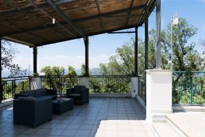 eine Terrasse mit 2 Stühlen und einem Tisch auf dem Dach in der Unterkunft S'Enis Monte Maccione in Oliena