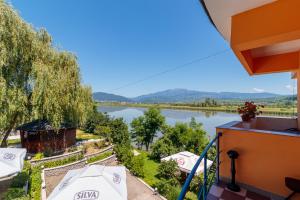 uitzicht op de rivier vanaf het balkon van een huis bij Motel Blue River Calimanesti in Călimăneşti