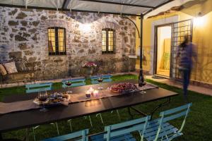 einen Tisch mit Essen und Wein auf einem Hof in der Unterkunft C'eraunavolta in Narni