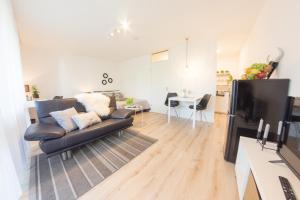 TV a/nebo společenská místnost v ubytování Holiday Appartement »Achalm« mit Sonnenterrasse