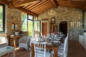 A restaurant or other place to eat at Podere Cerretino