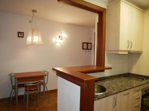 una cocina con fregadero y mesa. en Cabirol-Vacances Pirinenca, en Incles
